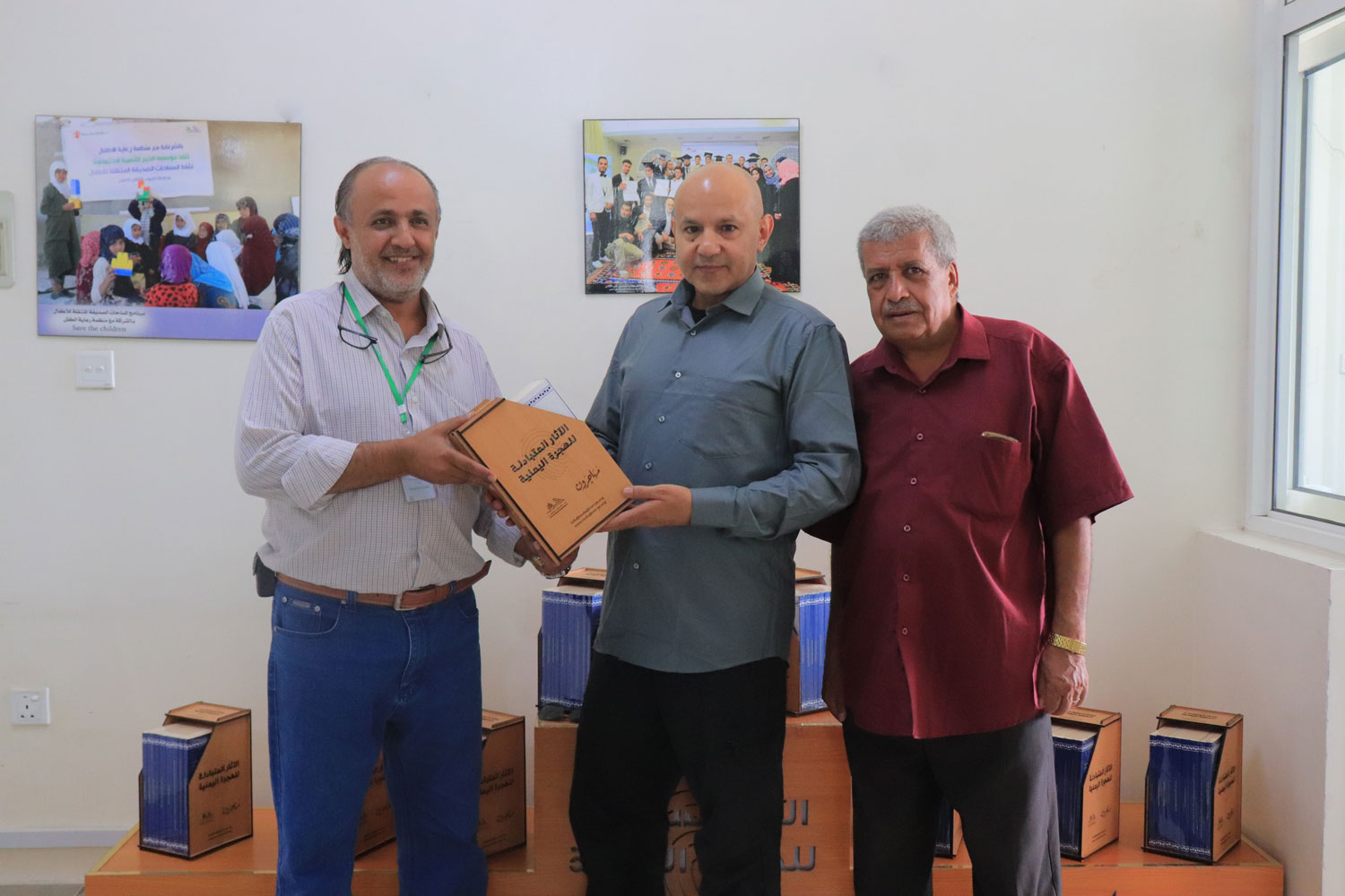 مجموعة العالمية - عميد الجالية اليمنية في مدينة ليفربول بالمملكة المتحدة يتسلم نسخة من دراسة الآثار المتبادلة للهجرة اليمنية