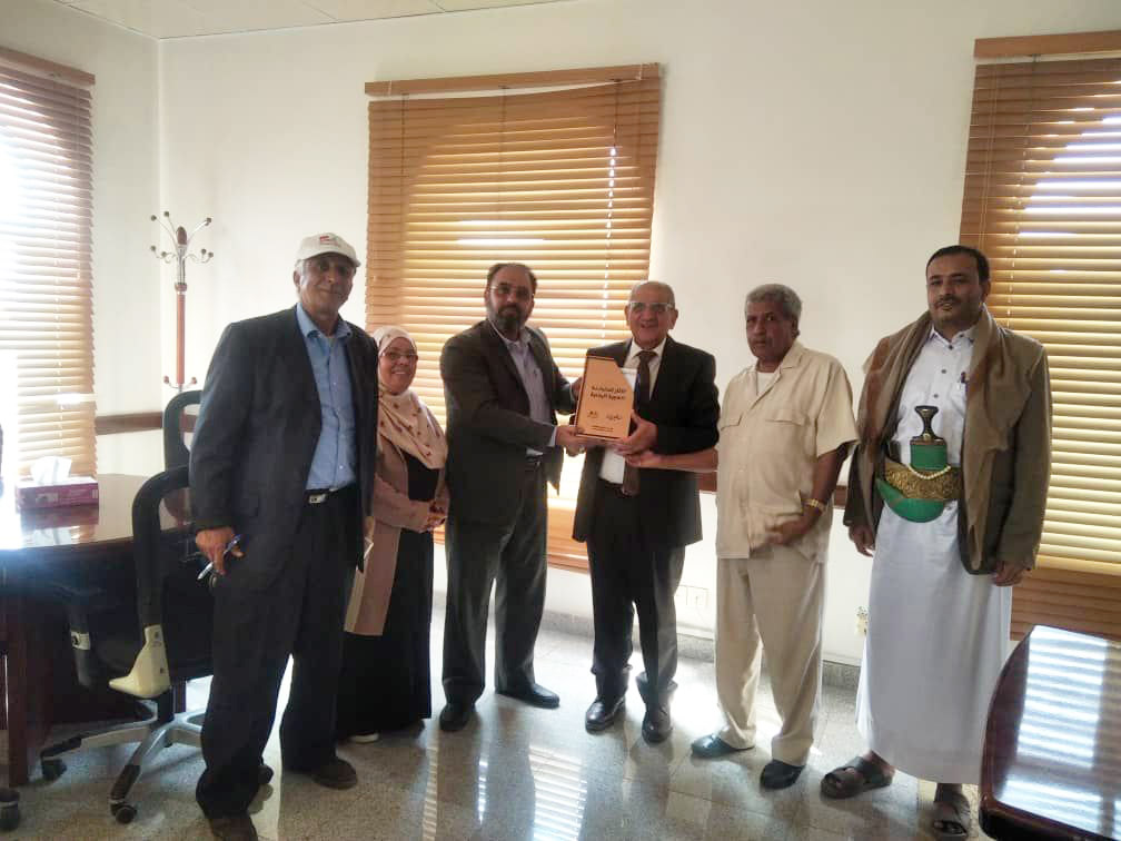 مجموعة العالمية - وزير التخطيط والتنمية يتسلّم دراسة الآثار المتبادلة للهجرة اليمنية